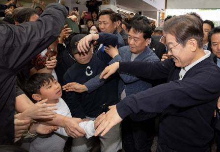 ‘골목골목 경청투어 : 단양팔경편’에 나선 이재명 더불어민주당 대통령 후보가 4일 오후 강원 영월군 영월서부시장에서 한 어린이를 안아주고 있다. (사진=뉴스1)