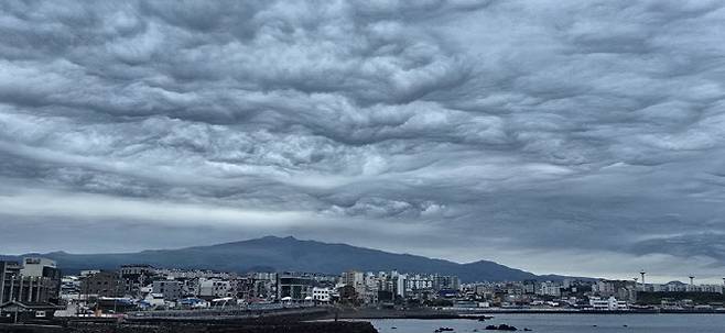 5일 오후 제주시 삼양동에서 본 한라산 위 구름의 모습 (사진=연합뉴스)