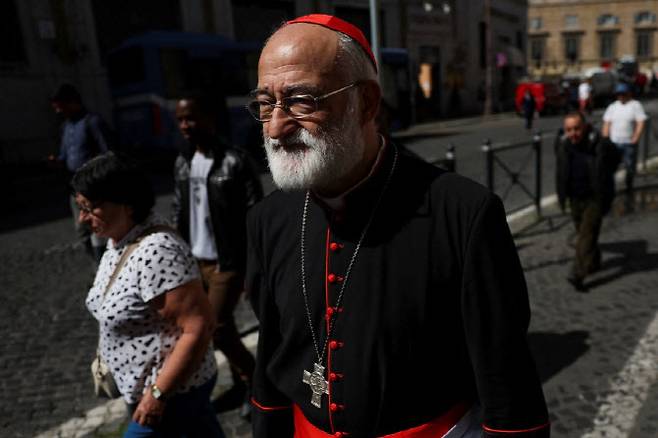 크리스토발 로페즈 로메로 추기경이 지난달 22일(현지시간) 이탈리아 로마에서 프란치스코 교황의 서거를 애도하며 걷고 있다. (로이터=연합뉴스)