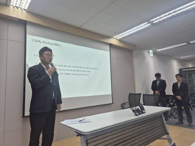 SK텔레콤 임원진이 5일 서울 중구 삼화타워에서 고객 정보보호 관련 데일리 브리핑에서 발언하고 있다.(사진=임유경 기자)
