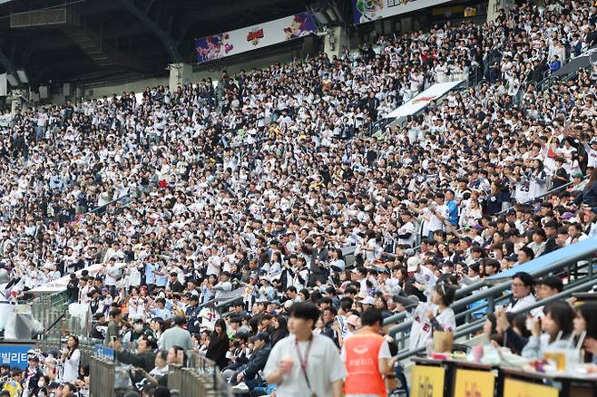 5일 잠실구장에서 열린 프로야구 LG 트윈스와 두산 베어스의 경기가 관중들로 꽉 차 있다. 이날 5개 구장에서 총 9만1434명이 입장하며 306만1937명을 기록하며 175경기 만에 역대 최소 경기 300만 관중을 달성했다. 사진=연합뉴스