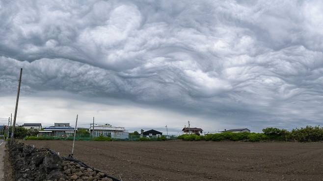 어린이날인 5일 오후 제주시 이호동에서 본 파상고층운. (사진=연합뉴스)