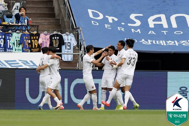 오베르단과 함께 포항 선수들이 세리머니를 하고 있다. 사진=한국프로축구연맹