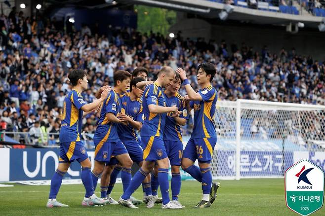 보야니치의 선제골 후 울산 선수들이 기뻐하고 있다. 사진=한국프로축구연맹
