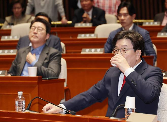 국민의힘 권성동 원내대표가 5일 서울 여의도 국회에서 열린 의원총회에 참석해 물을 마시고 있다. (사진 = 연합뉴스)