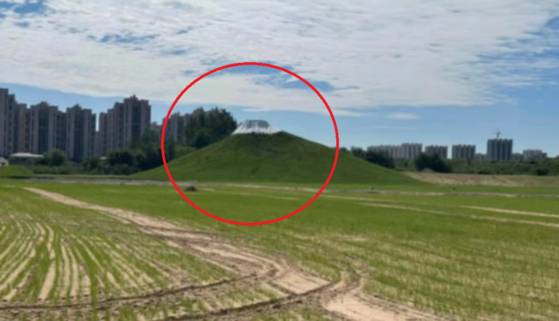 온라인상에 실제 모습이라며 올라온 해당 관광지 사진. 잔디로 뒤덮인 언덕 위가 하얀 페인트로 칠해져 있다. 〈사진=홍콩 사우스차이나모닝포스트(SCMP) 홈페이지 캡처〉