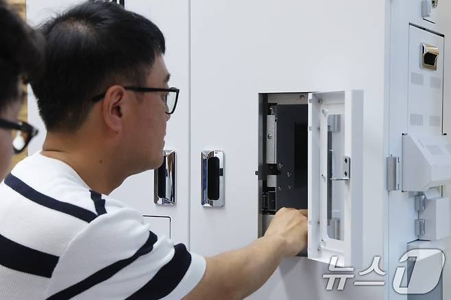 제21대 대통령선거를 한 달여 앞둔 30일 오후 경기 수원시 영통구 경기도선거관리위원회에서 선관위 관계자들이 선상투표 모의시험을 진행하고 있다. 2025.4.30/뉴스1 ⓒ News1 김영운 기자