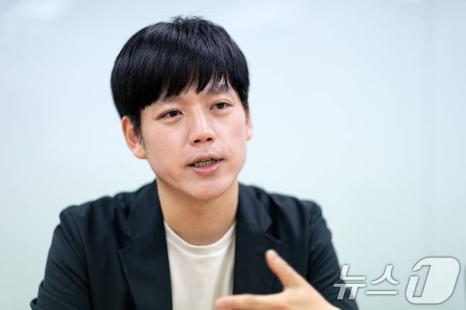 이동수 청년정치크루 대표가 30일 서울 종로구 뉴스1 본사에서 인터뷰하고 있다. 2025.4.30/뉴스1 ⓒ News1 이승배 기자