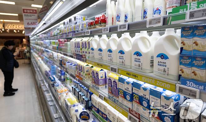 16일 서울 시내의 한 대형 마트에 유제품들이 진열돼 있다. 이날 유엔 식량농업기구(FAO)에 따르면 지난달 세계 유제품 가격 지수는 148.7로, 지난 2022년 10월(149.2) 이후 2년 4개월 만에 최고를 기록했다. 이에 따라 국내 식품기업들은 원료 가격 변동 추이를 주시하며 제품 가격 조정 여부를 결정한다는 방침이다. 2025.3.16/뉴스1 ⓒ News1 이승배 기자
