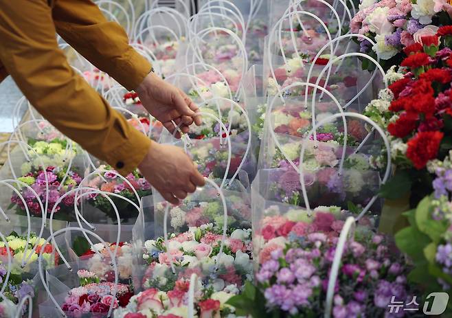 서울 서초구 강남고속버스터미널 지하상가 꽃가게를 찾은 시민들이 진열된 카네이션을 고르고 있다. 2024.5.7/뉴스1 ⓒ News1 박정호 기자