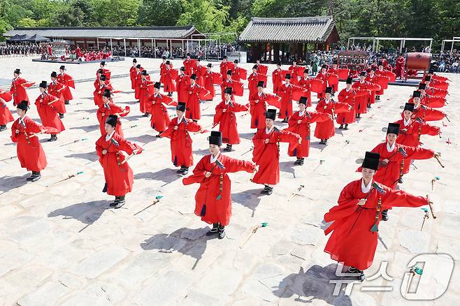 4일 오후 서울 종로구 종묘 정전에서 봉행된 '종묘대제'에서 무용수들이 종묘제례악에 맞춰 일무를 펼치고 있다. 2025.5.4/뉴스1 ⓒ News1 민경석 기자