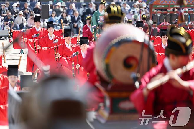 4일 오후 서울 종로구 종묘 정전에서 봉행된 '종묘대제'에서 무용수들이 종묘제례악에 맞춰 일무를 펼치고 있다. 2025.5.4/뉴스1 ⓒ News1 민경석 기자