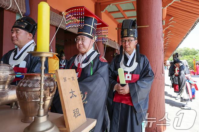 4일 오후 서울 종로구 종묘 정전에서 봉행된 '종묘대제'에서 제관들이 초헌례(신에게 첫 잔을 올리는 예)를 하고 있다. 2025.5.4/뉴스1 ⓒ News1 민경석 기자