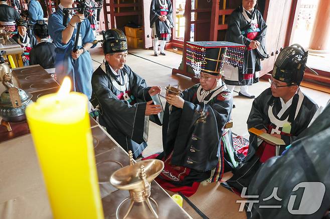 4일 오후 서울 종로구 종묘 정전에서 봉행된 '종묘대제'에서 제관들이 초헌례(신에게 첫 잔을 올리는 예)를 하고 있다. 2025.5.4/뉴스1 ⓒ News1 민경석 기자