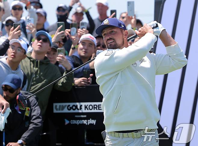 브라이슨 디섐보가 4일 인천 연수구 잭니클라우스 골프클럽에서 열린 LIV골프 코리아 파이널라운드 2번홀에서 티샷을 하고 있다. 2025.5.4/뉴스1 ⓒ News1 박정호 기자