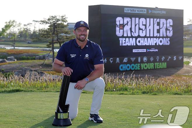 4일 인천 연수구 잭니클라우스 골프클럽에서 열린 LIV골프 코리아 파이널라운드에서 우승을 차지한 브라이슨 디섐보가 트로피와 함께 포즈를 취하고 있다. 2025.5.4/뉴스1 ⓒ News1 박정호 기자