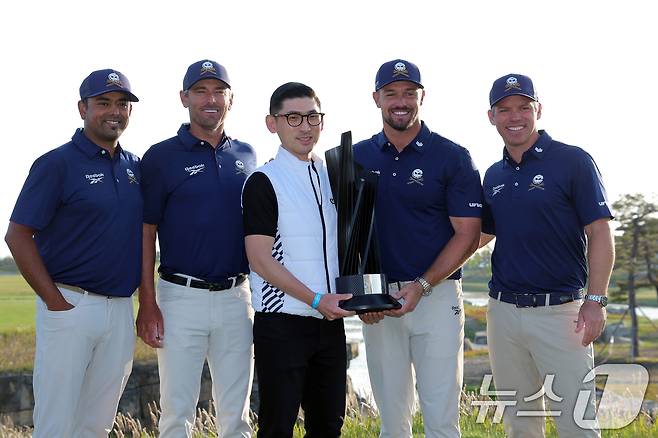 김성한 쿠팡플레이 대표가 4일 인천 연수구 잭니클라우스 골프클럽에서 열린 LIV골프 코리아 파이널라운드에서 팀우승을 차지한 크러셔스 GC의 브라이슨 디섐보, 찰스 하웰 3세 등과 함께 포즈를 취하고 있다. 2025.5.4/뉴스1 ⓒ News1 박정호 기자