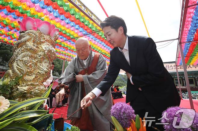이준석 개혁신당 대선후보(오른쪽)가 5일 오전 대구 동구 동화사 통일대불광장에서 열린 불기 2569년 부처님 오신 날 봉축대법회에 참석해 의현 스님과 관불 의식을 하고 있다. 2025.5.5/뉴스1 ⓒ News1 공정식 기자