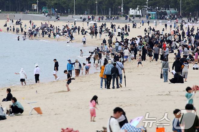 어린이날인 5일 부산 해운대해수욕장을 찾은 시민, 관광객들이 나들이를 즐기고 있다. 2025.5.5/뉴스1 ⓒ News1 윤일지 기자