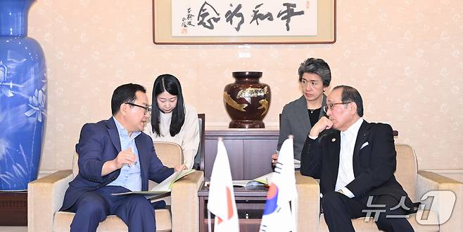 지난 3일 홍성주 대구시 경제부시장(왼쪽)과 마쓰이 가즈미 히로시마 시장이 환담을 나누고 있다. (대구시 제공. 재판매 및 DB 금지)/뉴스1