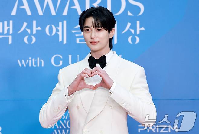 배우 변우석이 어린이날인 5일 오후 서울 강남구 코엑스에서 열린 '61회 백상예술대상' 레드카펫에서 포즈를 취하고 있다. 2025.5.5/뉴스1 ⓒ News1 김진환 기자