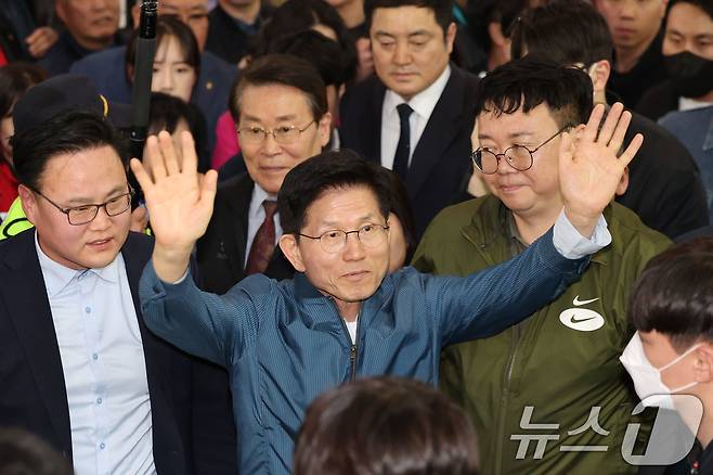 김문수 국민의힘 대통령 후보가 4일 오후 경기 의정부시 제일시장을 찾아 인사하고 있다. (공동취재) 2025.5.4/뉴스1 ⓒ News1 안은나 기자