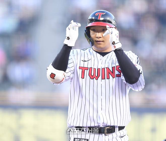 LG 문보경이 15일 잠실구장에서 열린 2025 KBO리그 삼성과 경기 1회말 1사1,2루 1타점 우중간 안타를 친 후 세리머니를 하고 있다. 잠실 | 최승섭기자 thunder@sportsseoul.com