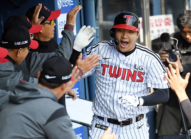 LG 문보경이 22일 잠실구장에서 열린 2025 KBO리그 정규시즌 개막전 롯데전에서 1회초 홈런을 때린 후 더그아웃으로 돌아와 동료들의 축하를 받고 있다. 사진 | LG 트윈스