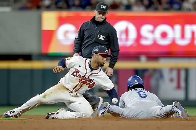 LA 다저스 김혜성이 5일(한국시간) 미국 조지아주 애틀랜타 트루이스트 파크에서 열린 2025 메이저리그(ML) 애틀랜타전에서 9회초 대주자로 나서 2루 도루에 성공했다. 사진 | 애틀랜타=EPA연합뉴스