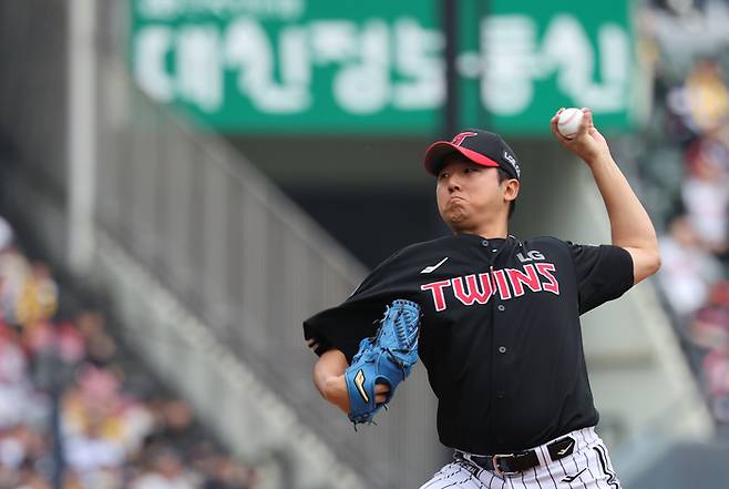 LG 송승기가 5일 잠실구장에서 열린 2025 KBO리그 두산과 경기에 선발 등판해 힘차게 공을 던지고 있다. 사진 | 잠실=연합뉴스