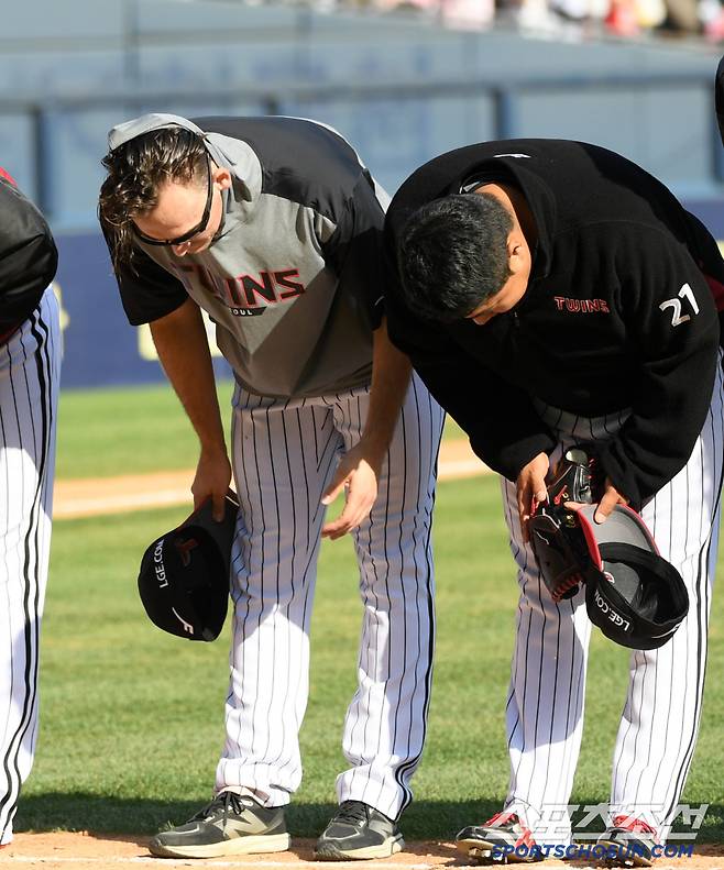 코엔 윈은 승리 후 90도 폴더 인사로 팬들에게 고마운 마음을 전했다.