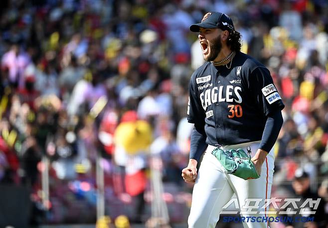 5회말 투구를 마친 폰세가 포효하고 있다.