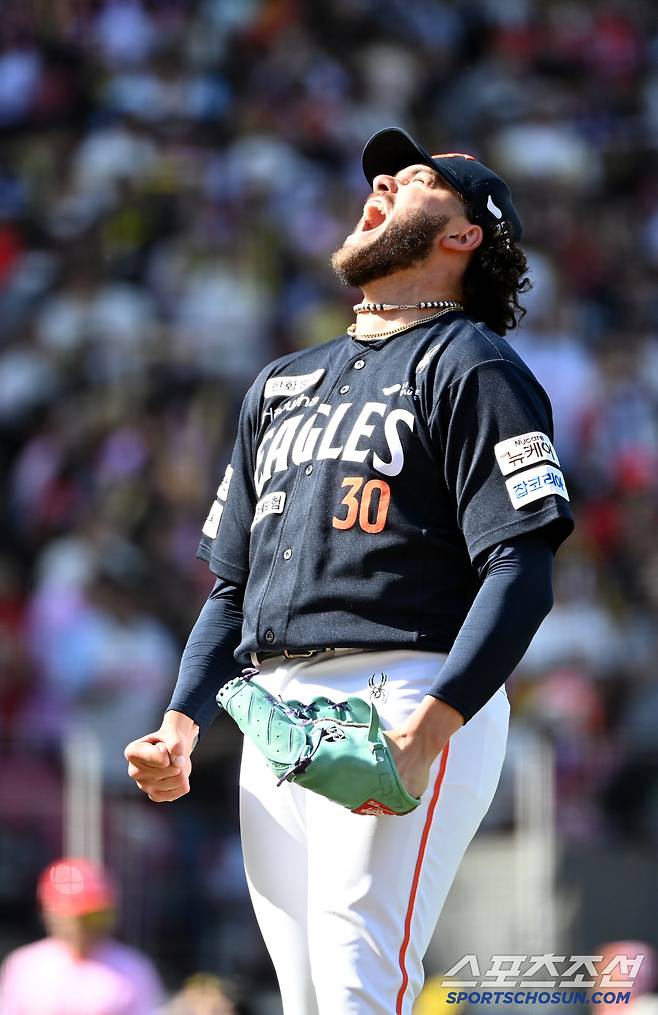 6회말 투구를 무실점으로 마친 폰세의 포효