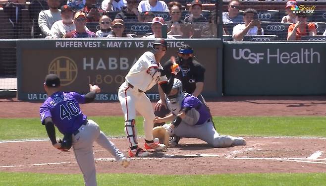 이정후가 7회말 1사 만루서 콜로라도 우완 타일러 킨리의 몸쪽 공에 왼발을 맞고 있다. 사진=MLB.TV 캡처