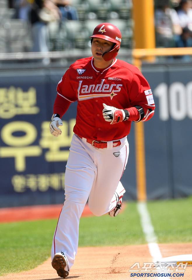 4일 잠실구장에서 열린 LG 트윈스와 SSG 랜더스의 경기. 1회초 2사 SSG 최정이 솔로포를 날린 뒤 환호하고 있다. 잠실=박재만 기자 pjm@sportschosun.com/2025.05.04/