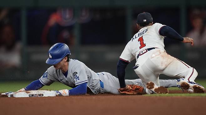 김혜성이 9회 대주자로 나가 2루 도루에 성공하고 있다. AP연합뉴스