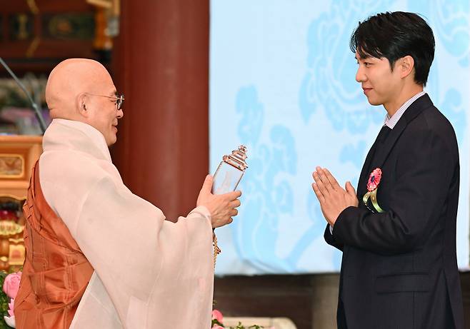 가수 이승기, 2025 불자대상 수상
(서울=연합뉴스) 한상균 기자 = 가수 이승기 씨가 5일 서울 종로구 조계사에서 열린 불기 2569년 부처님오신날 봉축법요식에서 조계종 총무원장 진우스님으로부터 2025 불자대상을 수상하고 있다. 2025.5.5
xyz@yna.co.kr
(끝)
<저작권자(c) 연합뉴스, 무단 전재-재배포, AI 학습 및 활용 금지>