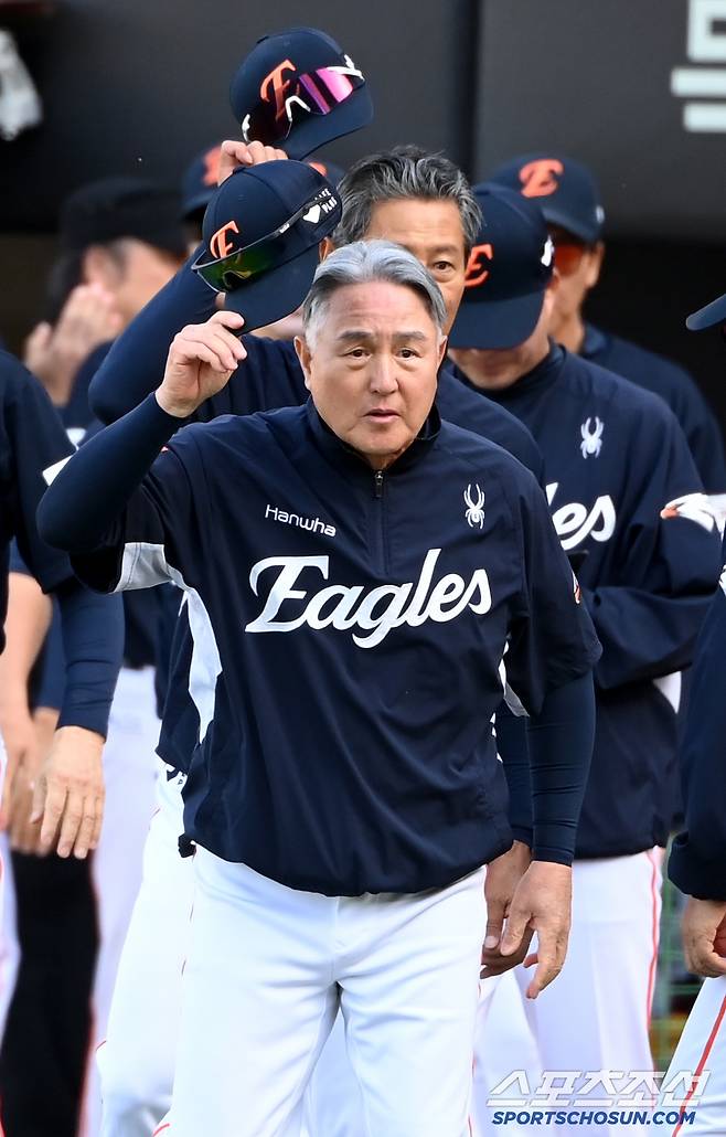 4일 광주KIA챔피언스필드에서 열린 한화와 KIA의 경기, 한화가 3대1로 승리하며 6연승을 달렸다. KIA 선수단에 인사하는 김경문 감독과 한화 코칭스탭의 모습.광주=허상욱 기자wook@sportschosun.com/2025.05.04/