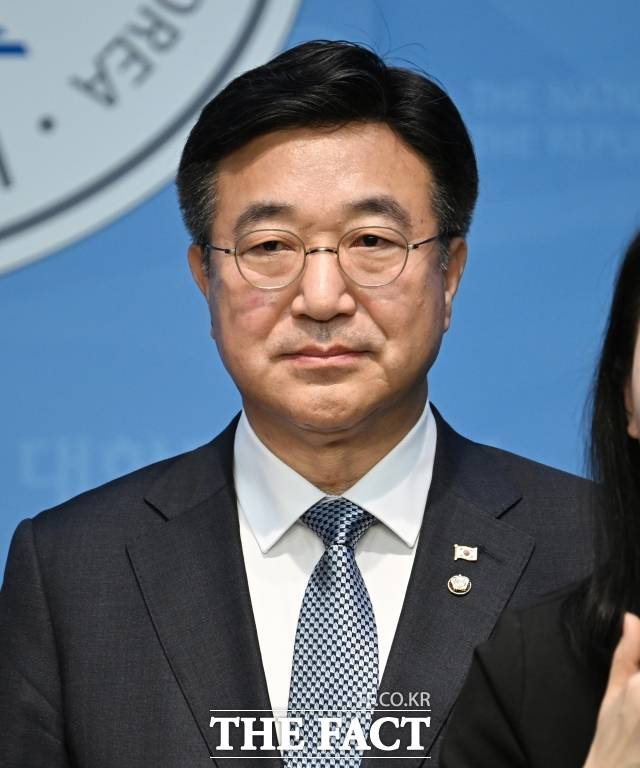 윤호중 더불어민주당 총괄선대본부장이 조희대 대법원장을 향해 이재명 더불어민주당 대선 후보의 공직선거법 위반 파기환송심 공판기일을 연기하라고 요구했다. /박헌우 기자