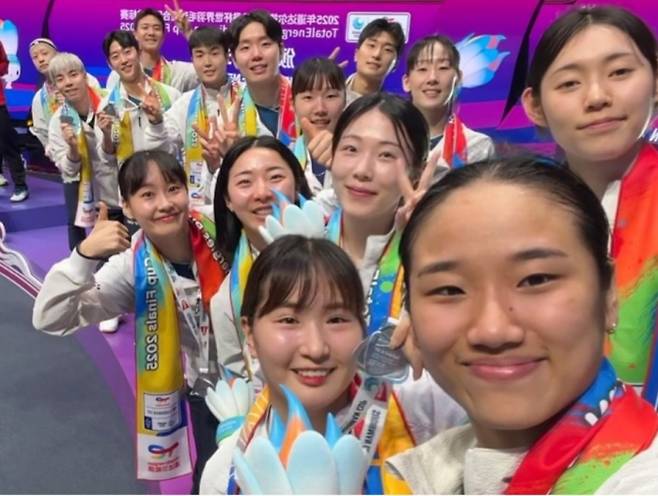 안세영 등 한국 배드민턴 대표팀 선수들이 2025 수디르만컵 은메달 획득 뒤 셀프 카메라 앞에서 환하게 웃고 있다. 사진/대한배드민턴협회