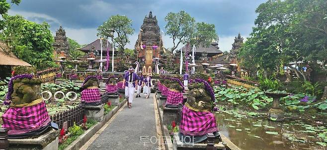 스타벅스에서 따만 사라스와띠 사원 풍경을 즐길 수 있다,&nbsp;