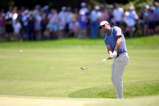 스코티 셰플러가 더 CJ컵 바이런 넬슨 4라운드 5번 홀에서 어프로치 샷을 하고 있다. 더 CJ컵 바이런 넬슨