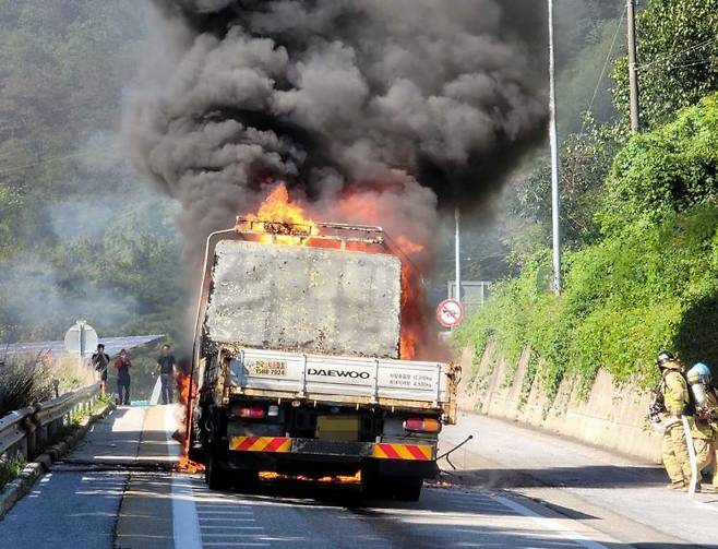 지난해 9월 중앙고속도로 치악휴게소 진입로 인근에 정차해있던 트럭에서 폭발과 함께 불이 났다. 원주소방서 제공, 연합뉴스.