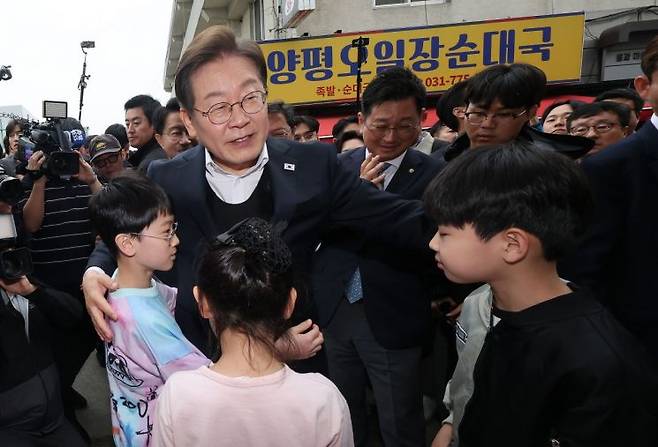 이재명 더불어민주당 대선 후보가 5일 경기도 양평군 양평물맑은시장에서 열린 '골목골목 경청투어'에서 어린이들과 인사하고 있다. 연합뉴스