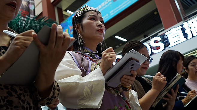이우시의 상인들은 다양한 국가의 바이어들과 대화하는 법을 배운다