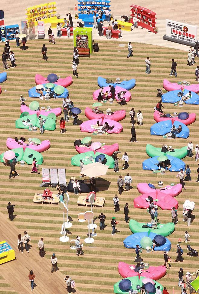 4일 서울광장에 설치된 야외도서관 '책 읽는 서울광장'에서 시민들이 독서 및 휴식을 즐기고 있다./연합뉴스