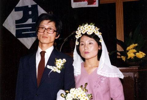 김문수·설난영 부부가 1981년 서울 봉천동의 한 교회에서 결혼식을 올리는 모습. 설씨는 세진전자 노조위원장 출신이다./김문수 캠프 제공