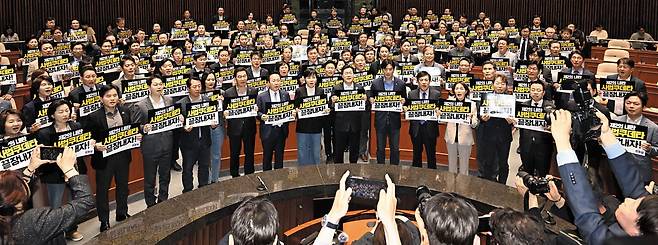 일요일 긴급 의총 - 더불어민주당 의원들이 4일 국회에서 열린 긴급 의원총회에서 대법원이 지난 1일 이재명 후보의 공직선거법 위반 사건을 유죄 취지로 파기환송한 것을 규탄하는 내용의 구호를 외치고 있다. /고운호 기자