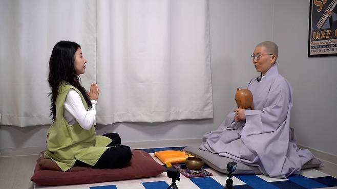 지난 1일 사진작가 김수빈(사진 왼쪽)씨가 진과 스님(비구니)과 마주 보고 이야기를 나누고 있다. 장소는 김씨의 경기도 파주시 원룸이다. 스님이 직접 신청자 집에 찾아가 진행하는 '홈 템플스테이'다. /대한불교조계종 한국불교문화사업단