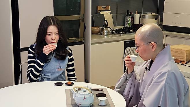 지난달 18일 인천 부평구의 한 아파트에서 홈 템플스테이가 처음 진행됐다. 이우제씨의 아내이자 키르기스스탄 출신인 에르케벡 아이계림씨가 진과 스님과 차담을 나누는 모습. /안태민 기자